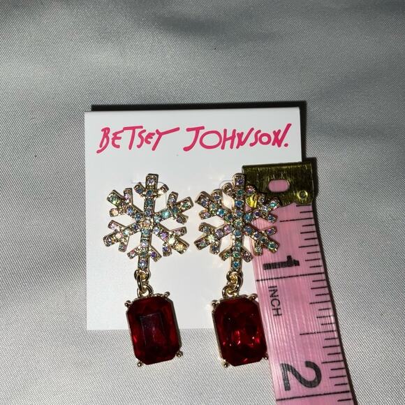 NWT BETSEY JOHNSON WHITE CRYSTAL RHINESTONE SNOWFLAKE RED GEM DANGLE EARRINGS - Picture 4 of 4